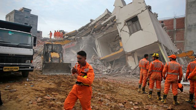 Minst tre døde i bygningskollaps i India