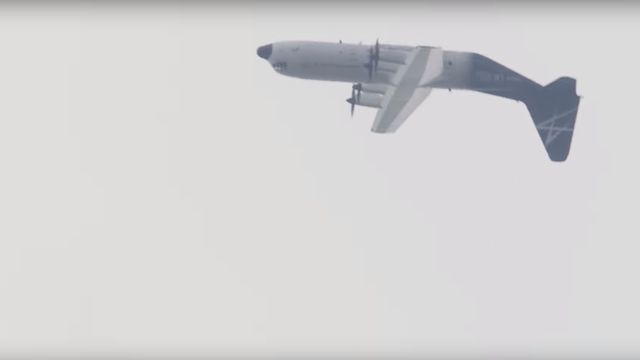 Glem jagerfly, Lockheed Martin vant flyshowet med å loope med et Hercules transportfly