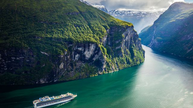 Cruiseskipene i Geirangerfjorden innhylles i eksos