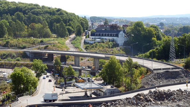 Se video fra flere vinkler: Her sprenges de gamle bruene ved E18-brua i Larvik