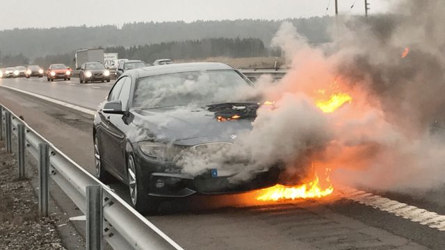 Mikaels bil brant opp på motorveien – slik svarer BMW