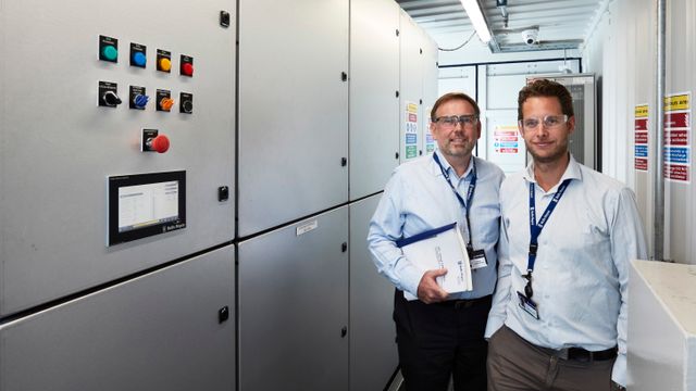 Rolls Royce skyter fart i batterisatsingen - bygger maritime batterier i egen fabrikk i Bergen