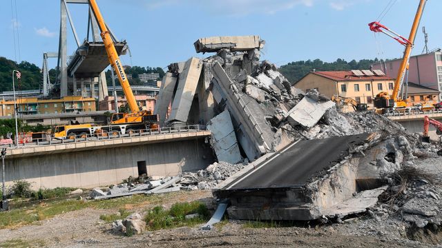Eksperter: Restene av Genova-bru må rives umiddelbart eller avstives