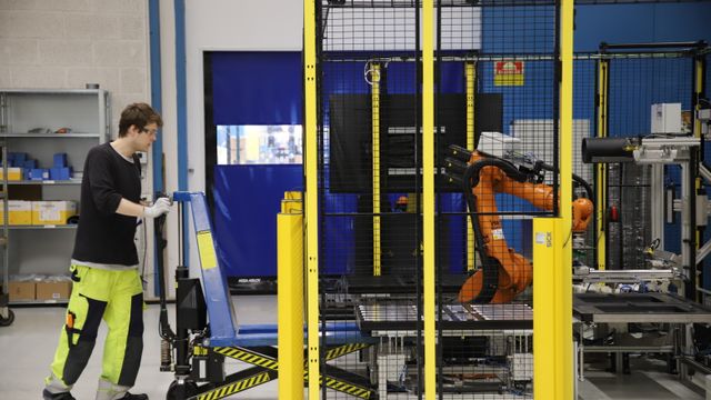 Siemens i Trondheim har levert sine første maritime batterier. Roboter gjør produksjonen effektiv