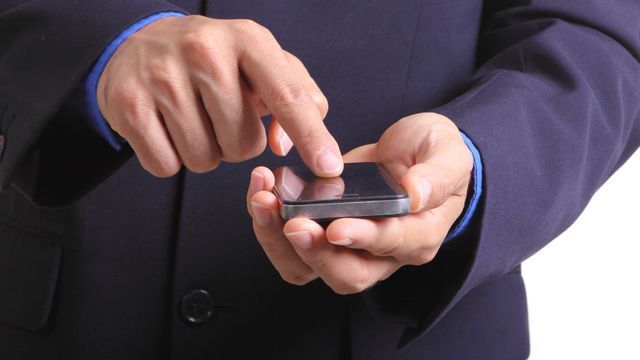 Ny teknikk lar hackere lese opplåsningsmønstre og PIN-koder «ut av løse lufta»