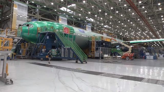 Boeing viser fram de første 777X-flyene - og kommer med spark mot Airbus