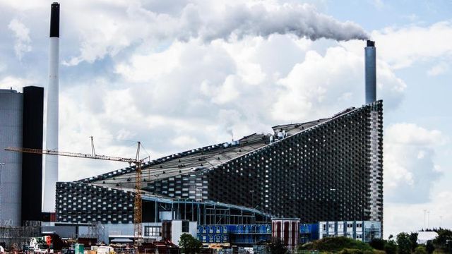 Dansk prestisjekraftverk med skibakke på taket står stille etter feilproduksjon