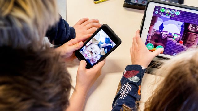 Digitaliseringsministeren ber foreldre holde barna unna smarttelefoner