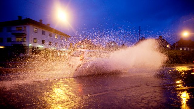 Uvær fører til oversvømte veier i Hordaland
