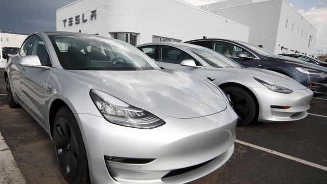 I år kan Tesla bli verdens største produsent av ladbare biler