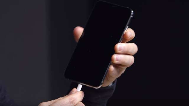 iPhone XS-eiere rapporterer at telefonen ikke lader – se videoen av problemet