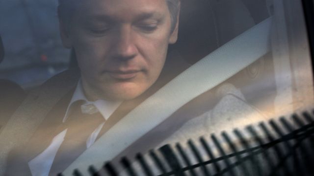 Ecuador distanserer seg ytterligere fra Assange