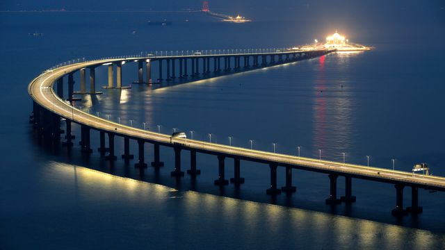 Kina har bygd ny bro til Hong Kong. Nå tar turen en halvtime