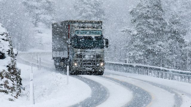 Store nedbørsmengder med snøvær og vanskelige kjøreforhold på Vestlandet