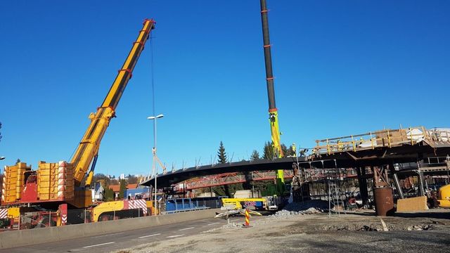 Nå er midtseksjonen på den nye gangbrua ved Ullevaal stadion på plass