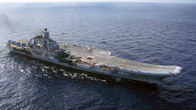 Russlands eneste hangarskip fikk skader da flytedokk sank i Murmansk