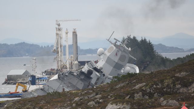 KNM Helge Ingstad får stadig større slagside: Holdes mot land av slepebåter