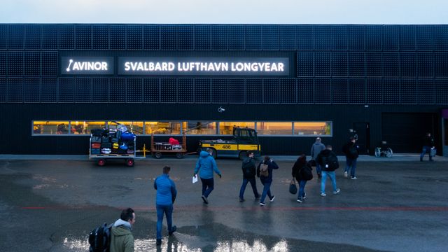 Avinor vil presse fram fornybar løsning for Svalbard: Kjører på med sol og vind