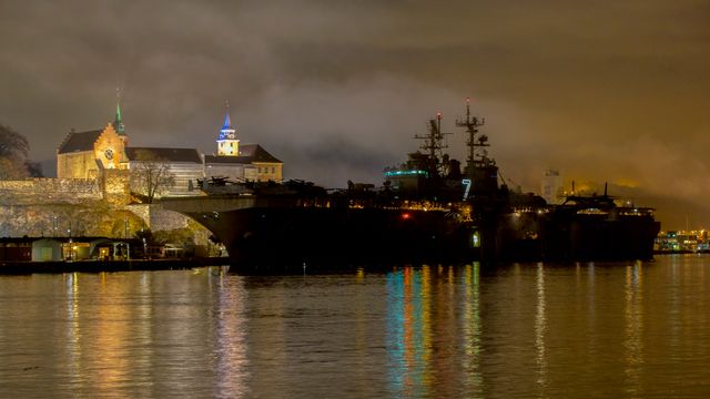 Det amerikanske krigsskipet USS Iwo Jima har et mannskap på 1700
