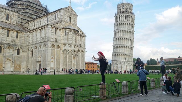 Det skjeve tårn i Pisa nærmer seg vertikalen