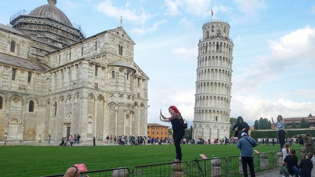 Det skjeve tårn i Pisa nærmer seg vertikalen