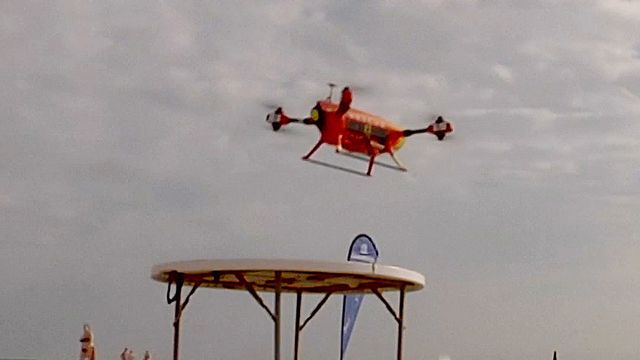 Denne dronen slipper ned redningsvester til badende i nød