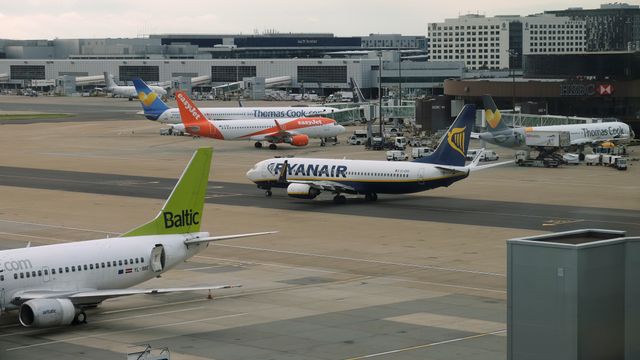 Gatwick flyplass stengt i flere omganger etter dronemeldinger