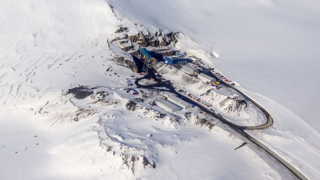 Sporene av hundre års kullgruvedrift på Svalbard skal fjernes. Det koster