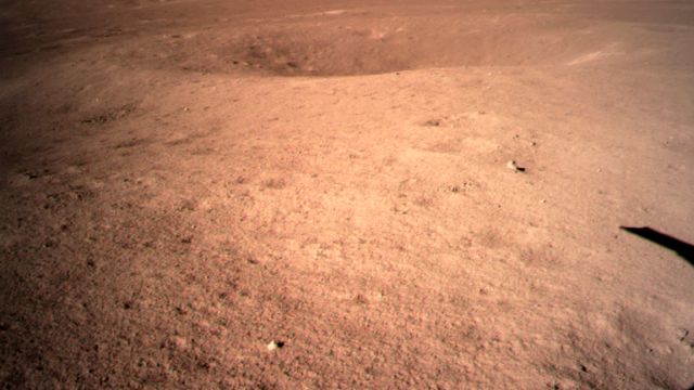 Se det første bildet: Kinesisk sonde landet på månens bakside