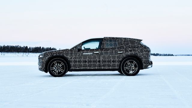 Så kaldt er det når BMW tester elbil-flaggskipet sitt i Sverige