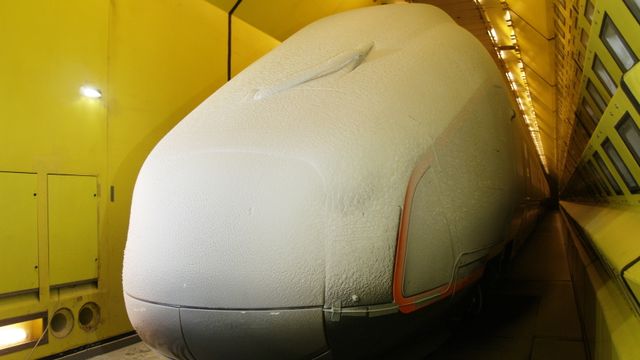 Her testes det nye flytoget i full snøstorm - innendørs
