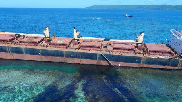 Olje fra grunnstøtt skip truer koraller ved verdensarv-område