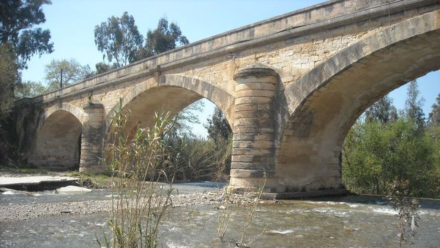 Se den 111 år gamle brua på Kreta kollapse når vannmassene ble for store