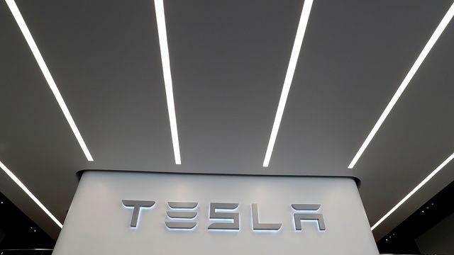 Tesla stenger færre butikker enn planlagt. Øker heller prisene