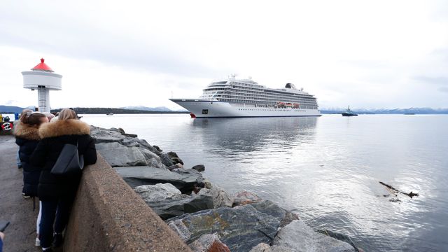 Cruisepassasjerer jublet da Viking Sky la til kai i Molde etter dramatisk døgn