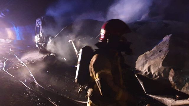 Gudvangatunnelen sterkt skadet etter brann i vogntog - mandag ble det satt inn ferge