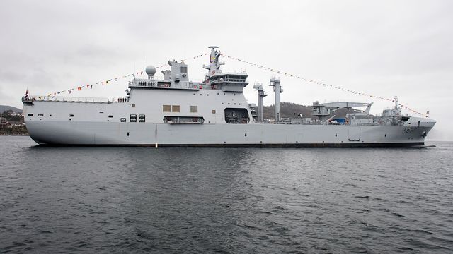 Norges største marinefartøy på plass i Bergen