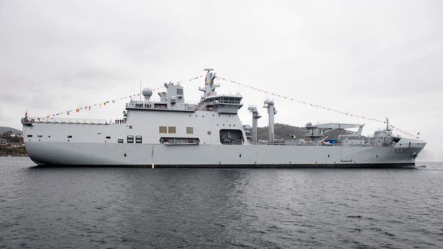 Norges største marinefartøy på plass i Bergen