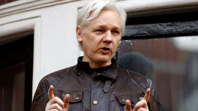 Anklager Assange for å bryte eksil-vilkår