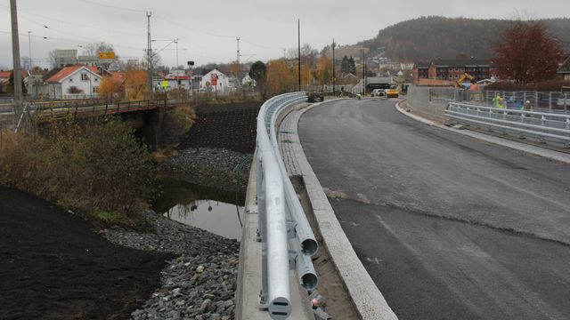 Den nye Lilleelvbrua i Porsgrunn synker litt mer enn ventet