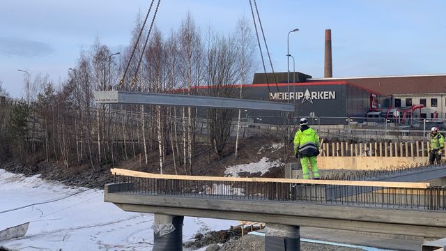 Monterte den første av to prefabrikerte bruer i betongelementer