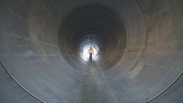 Her ser du det største betongrøret som noen gang er brukt på et veiprosjekt i Norge