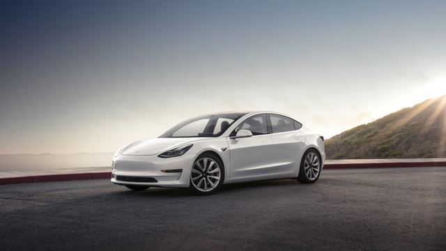 Nå blir Tesla Model 3 billigere