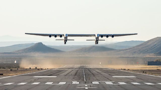 Her er verdens største fly på vingene for første gang