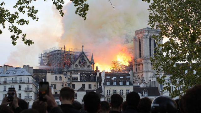 Notre-Dame-katedralen i Paris ødelagt i en voldsom brann