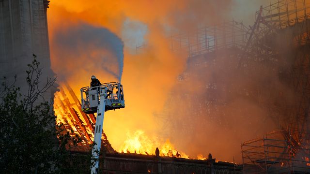Franske myndigheter: Uvisst om Notre-Dame kan reddes