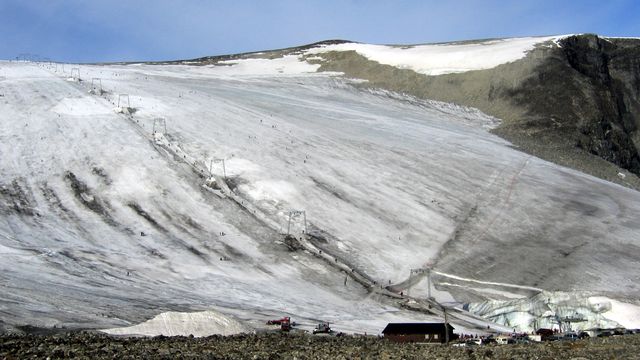 Isbreen smelter så fort at de må flytte skiheisen ved Galdhøpiggen