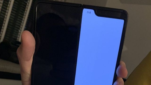 Se video: Samsungs brettbare mobiltelefon har allerede problemer med skjermen