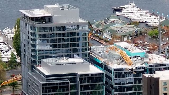 Kran knakk i to på taket av Googles nye bygg i Seattle