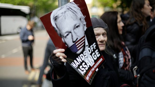 Assange dømt til nesten ett års fengsel